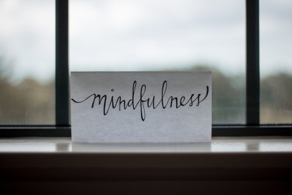 Foto por Lesly Juarez en Unsplash donde se observa un cartel con la palabra mindfulness escrita