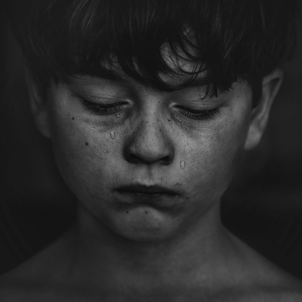Foto de Kat J en Unsplash donde se observa el rostro de un niño llorando