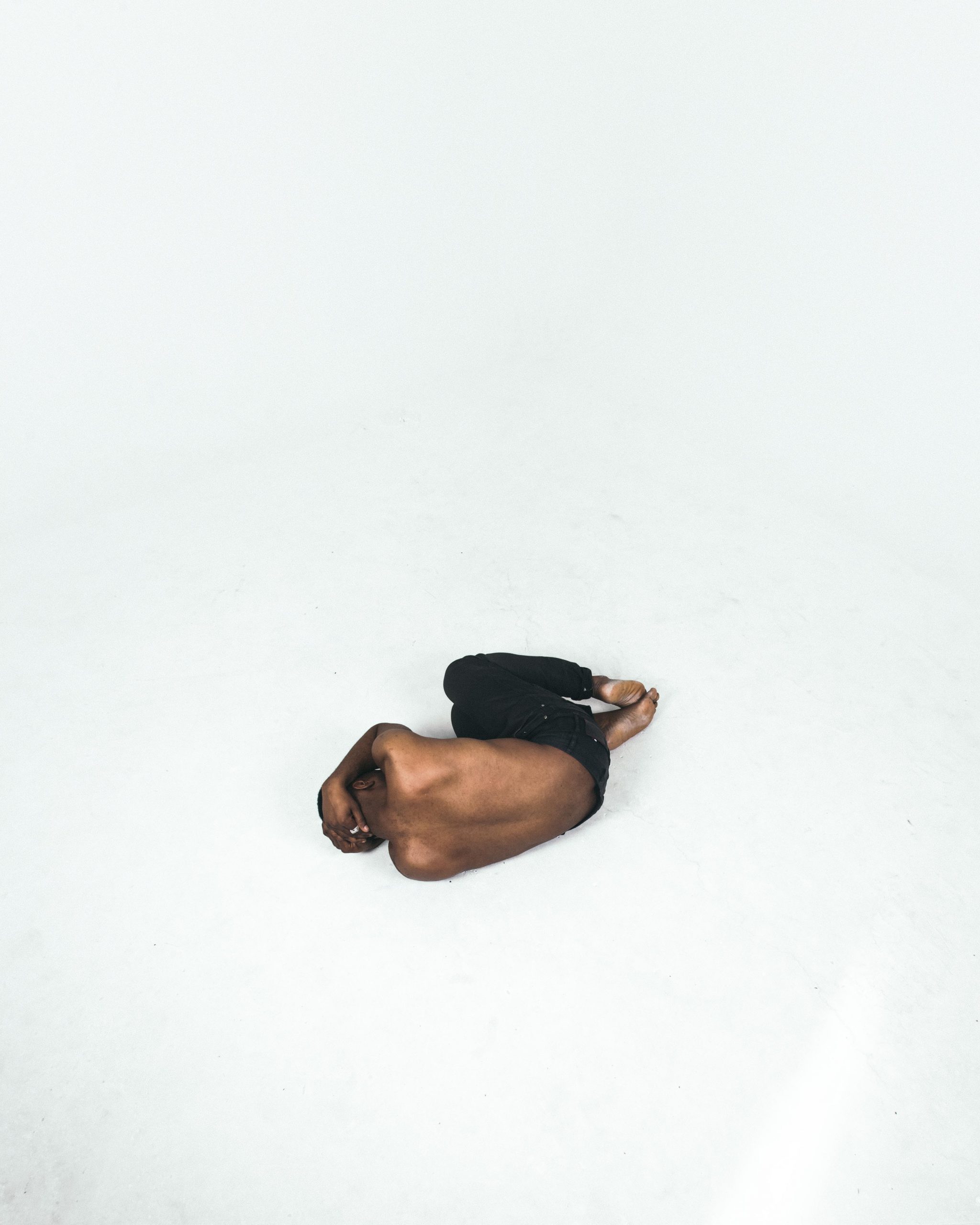 Hombre en posición fetal
